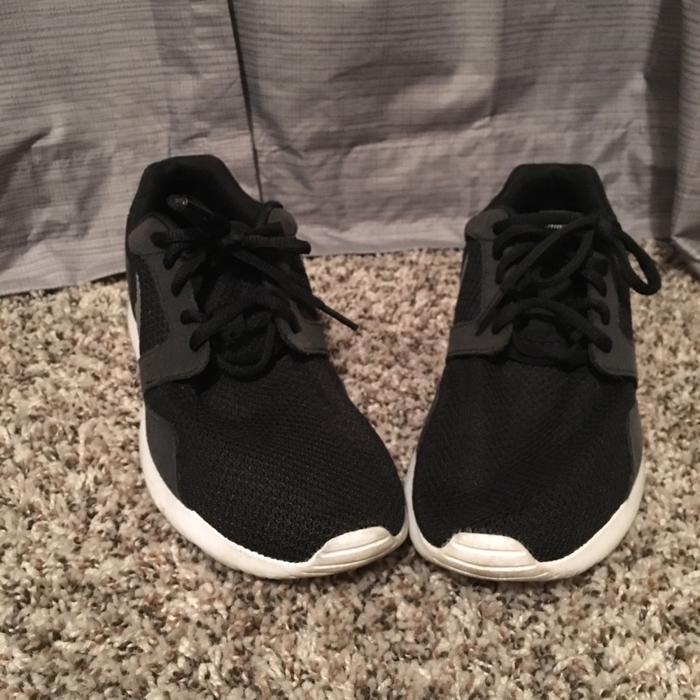 Women’s Nikes. Size 8.5. Like new condition.